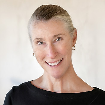 Portrait of Robin Smith, Associate Broker